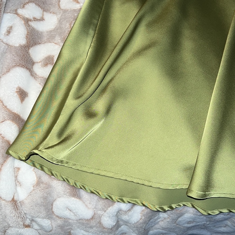 Green silky skirt - Picture 3 of 6